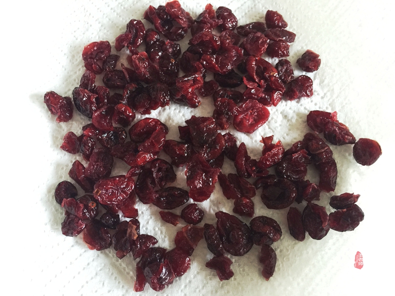 首次学做的蛋卷，特为孙女送上的儿童节礼物—曼越莓干蛋糕卷