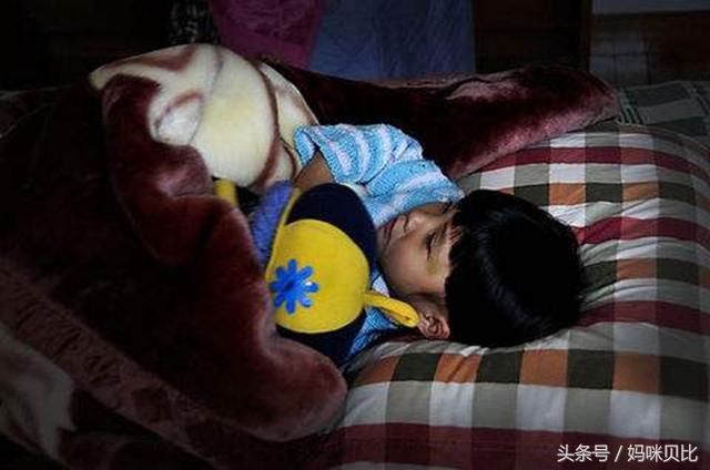 孩子半夜说肚子疼连夜带她去医院,孩子半夜惊吓喊妈妈