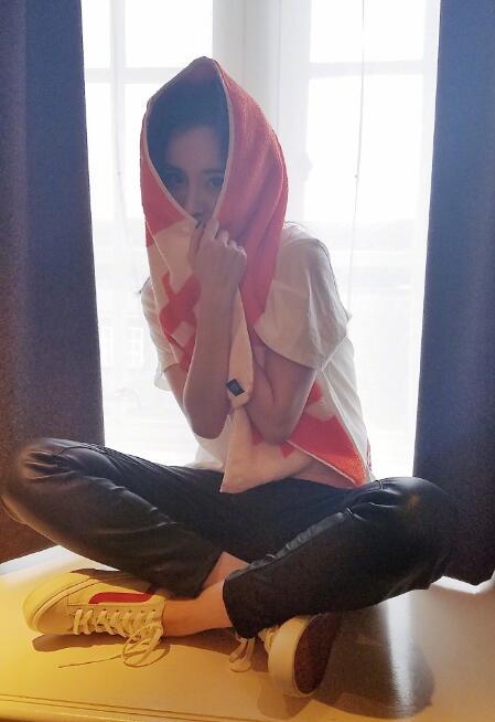 穿洞洞鞋的杨幂,杨幂vans闪电鞋