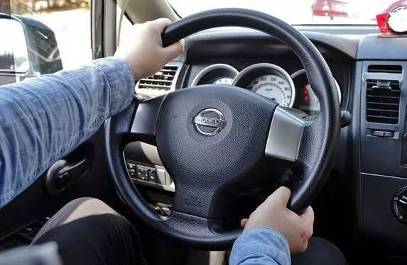 握方向盘的姿势看驾龄,手握方向盘的姿势代表什么
