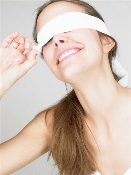 快速消除鱼尾纹手法视频女生,三招教你祛除鱼尾纹还你光滑肌肤