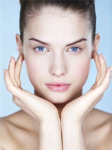 快速消除鱼尾纹手法视频女生,三招教你祛除鱼尾纹还你光滑肌肤