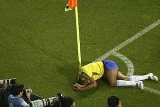 足球场上那些假摔瞬间,足球史上最佳假摔