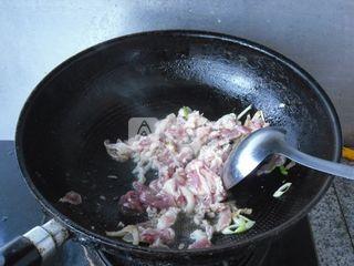 炒菜时关火放味精做法,味精和鸡精放进去多长时间关火