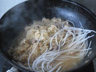 炒菜时关火放味精做法,味精和鸡精放进去多长时间关火