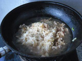 炒菜时关火放味精做法,味精和鸡精放进去多长时间关火