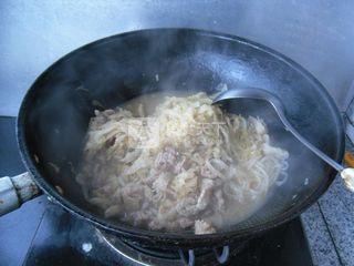 炒菜时关火放味精做法,味精和鸡精放进去多长时间关火