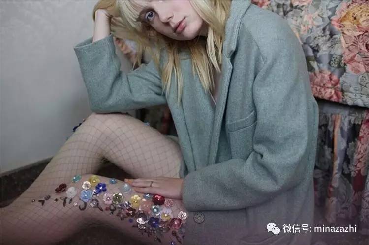 时尚｜渔网袜的究极版！进来看看「花朵渔网袜」你能接受吗？原来辣眼的时尚也能这么仙！