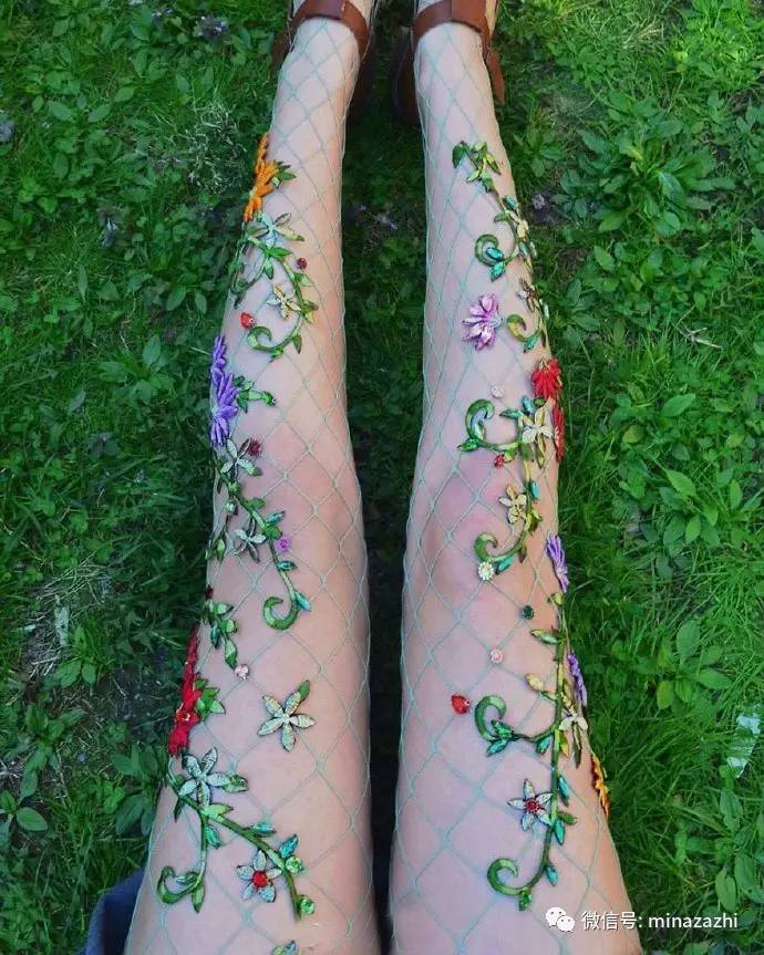 时尚｜渔网袜的究极版！进来看看「花朵渔网袜」你能接受吗？原来辣眼的时尚也能这么仙！