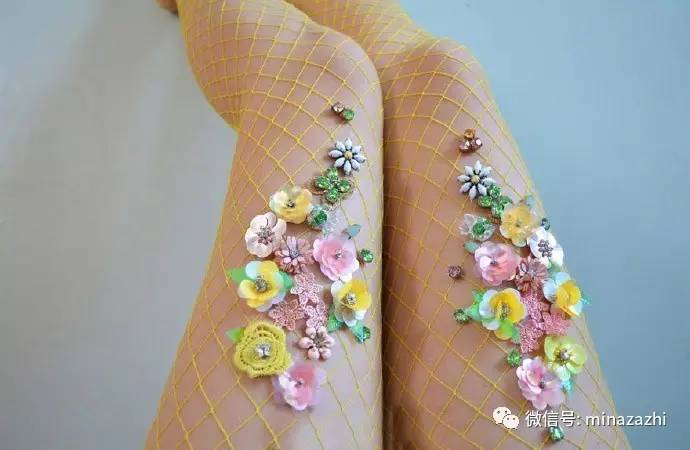 时尚｜渔网袜的究极版！进来看看「花朵渔网袜」你能接受吗？原来辣眼的时尚也能这么仙！