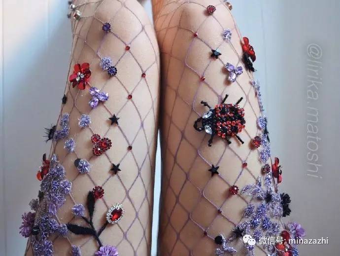 时尚｜渔网袜的究极版！进来看看「花朵渔网袜」你能接受吗？原来辣眼的时尚也能这么仙！