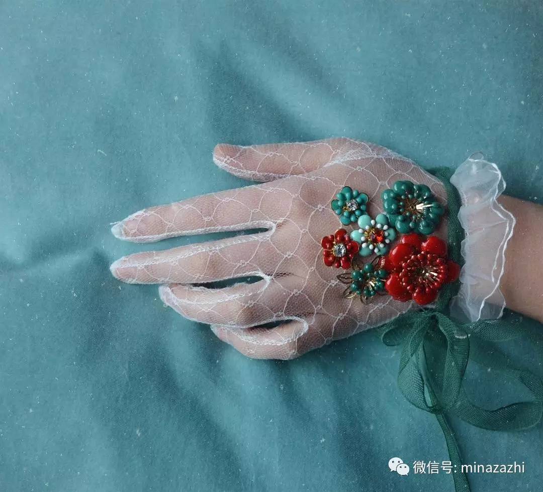 时尚｜渔网袜的究极版！进来看看「花朵渔网袜」你能接受吗？原来辣眼的时尚也能这么仙！