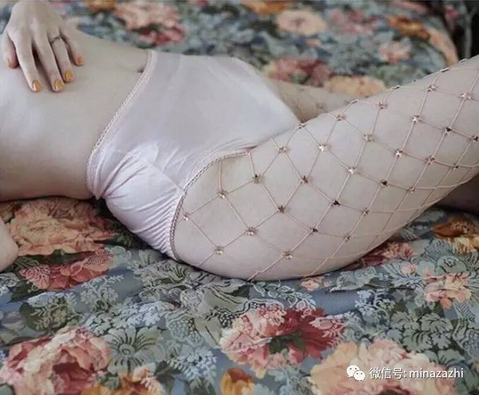 时尚｜渔网袜的究极版！进来看看「花朵渔网袜」你能接受吗？原来辣眼的时尚也能这么仙！