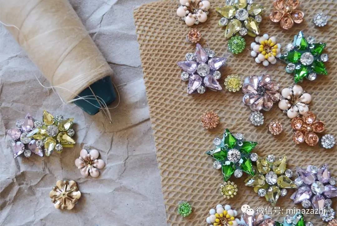 时尚｜渔网袜的究极版！进来看看「花朵渔网袜」你能接受吗？原来辣眼的时尚也能这么仙！