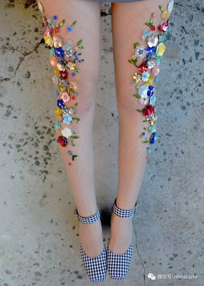 时尚｜渔网袜的究极版！进来看看「花朵渔网袜」你能接受吗？原来辣眼的时尚也能这么仙！