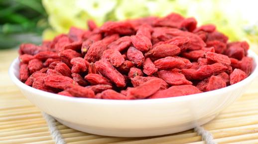 枸杞泡水枸杞会掉色吗,干枸杞用湿手拿会掉色吗