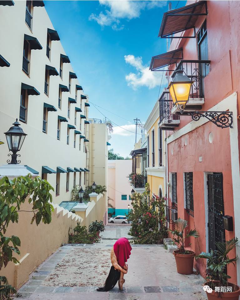 一群芭蕾舞者走上街头,一群芭蕾舞者视频