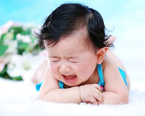 怎么解决宝宝哭闹要抱,当宝宝哭闹时怎样安慰宝宝