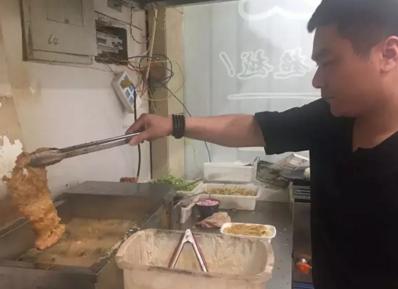 25岁小伙创业失败后的真实现状,小伙17岁创业白手起家