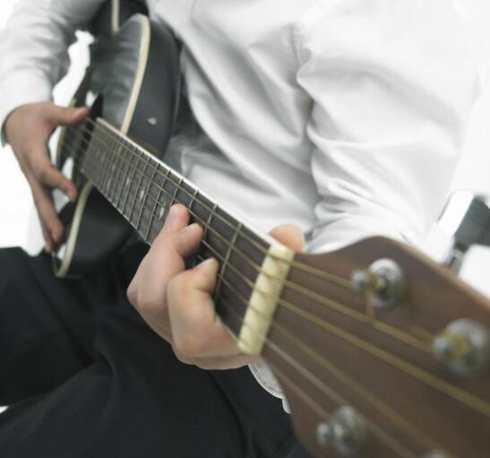 弹吉他手疼吗,弹吉他右胳膊疼怎么办