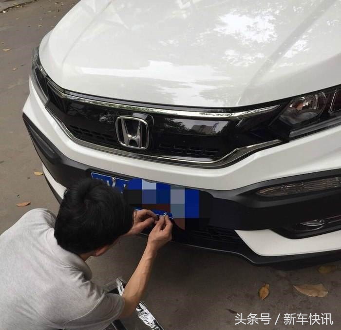 车牌螺丝扣掉了一个就会被扣分吗,车牌螺丝掉一颗会被抓拍吗