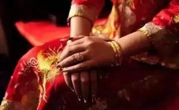 老公虽然穷但是很快乐,老公说没有钱婚礼一切从简