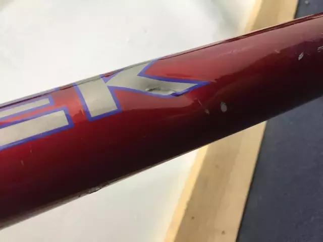 不小心撞到车但是车完好无损,不小心摔车了