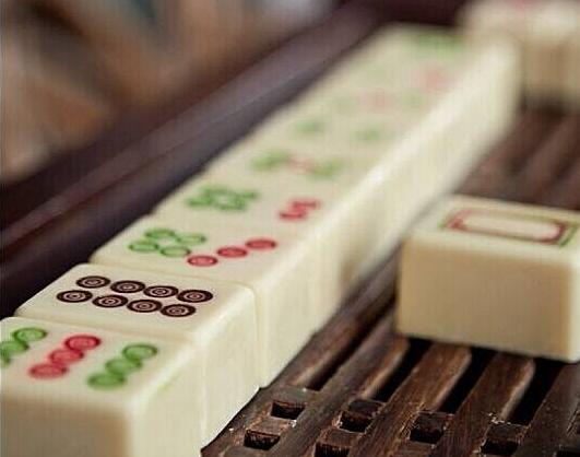 打麻将一定要关注这些细节，因为你可能遇到老千了！