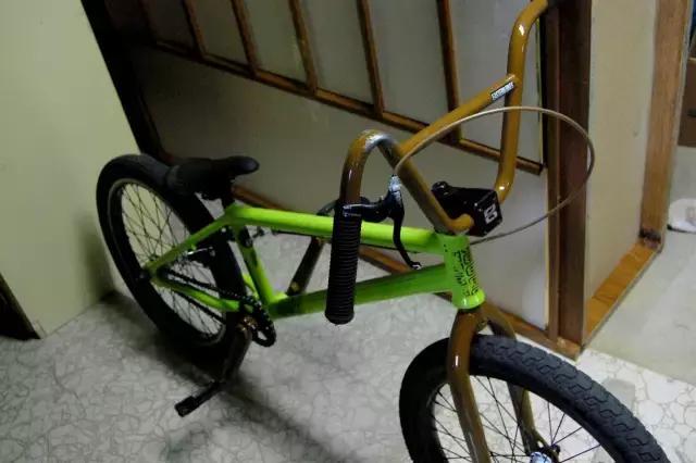 不小心撞到车但是车完好无损,不小心摔车了