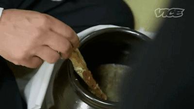 日本女记者品尝即将失传的屎酒！到最后还是吐了！