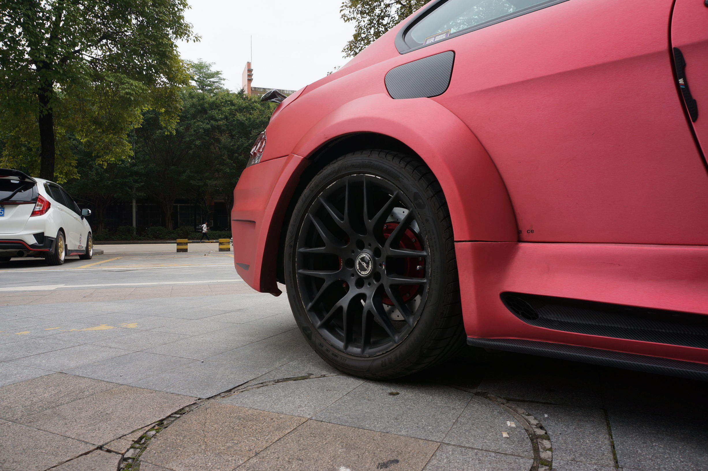 换了轮毂边缘突出,换了轮毂轮胎外凸