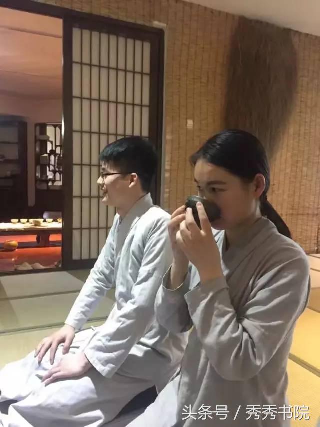 涂壁香凝汉殿中的意思,涂壁香凝汉殿中下一句