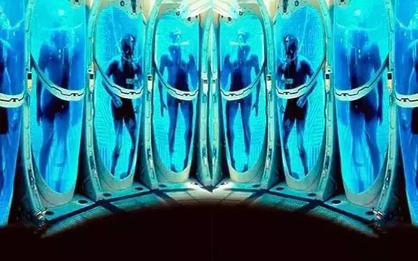 为了复活50年前的“冷冻人”，这个维修工背负了半世纪的骂名