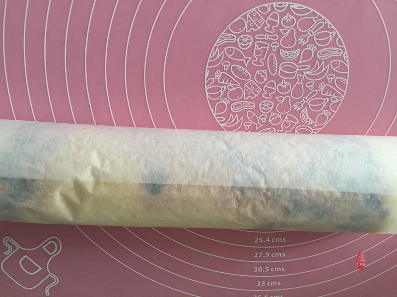 首次学做的蛋卷，特为孙女送上的儿童节礼物—曼越莓干蛋糕卷