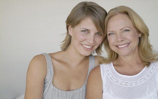 怀孕三个月突然大量出血了,怀孕三个月孕妇出少许血有问题吗