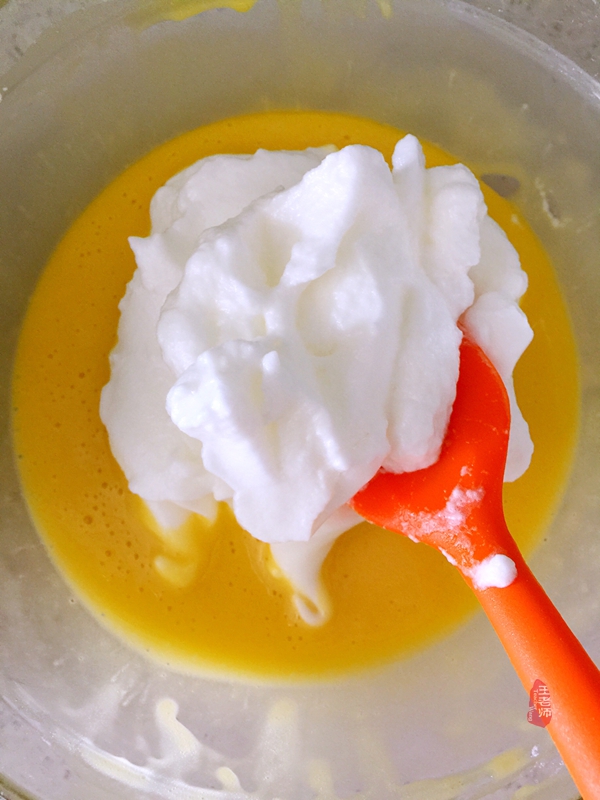 首次学做的蛋卷，特为孙女送上的儿童节礼物—曼越莓干蛋糕卷