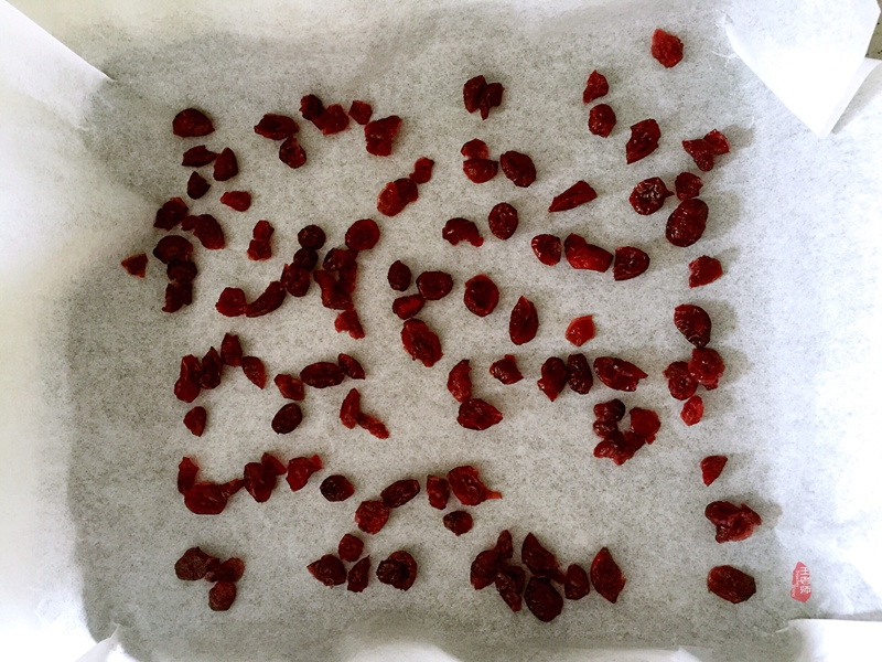 首次学做的蛋卷，特为孙女送上的儿童节礼物—曼越莓干蛋糕卷