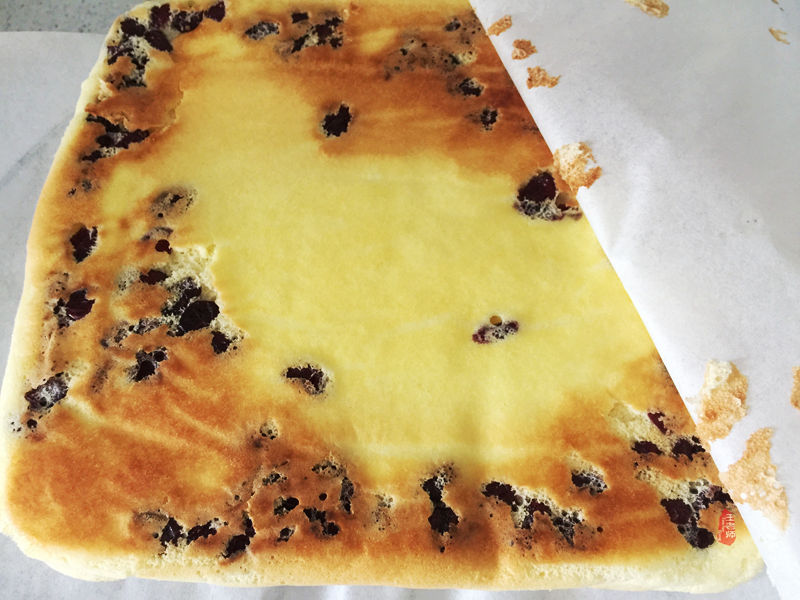 首次学做的蛋卷，特为孙女送上的儿童节礼物—曼越莓干蛋糕卷