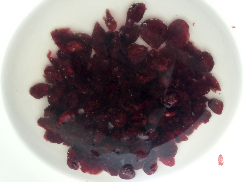 首次学做的蛋卷，特为孙女送上的儿童节礼物—曼越莓干蛋糕卷