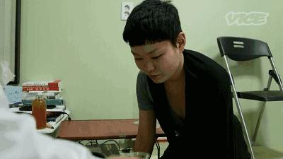 日本女记者品尝即将失传的屎酒！到最后还是吐了！