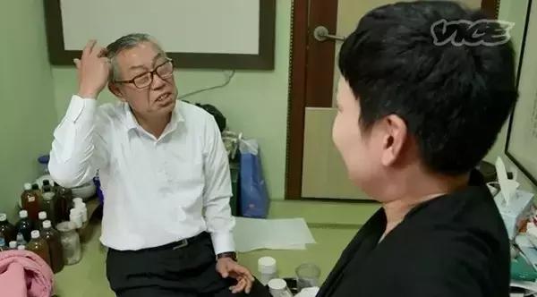 日本女记者品尝即将失传的屎酒！到最后还是吐了！