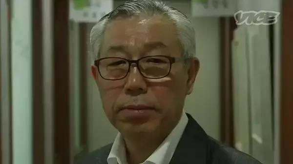 日本女记者品尝即将失传的屎酒！到最后还是吐了！