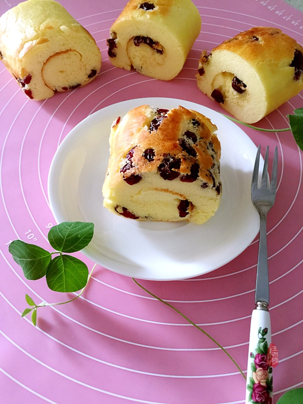 首次学做的蛋卷，特为孙女送上的儿童节礼物—曼越莓干蛋糕卷