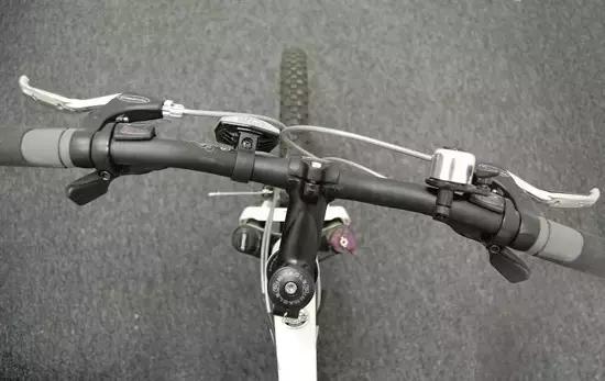 不小心撞到车但是车完好无损,不小心摔车了