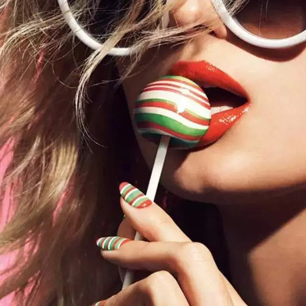 100支蓝色的口红,100支口红混彩泥