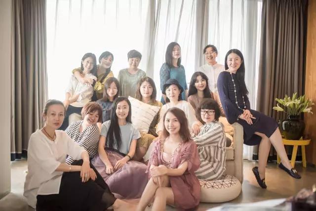 她离开城市回到故乡造了一个卖蛋糕咖啡的公益图书馆