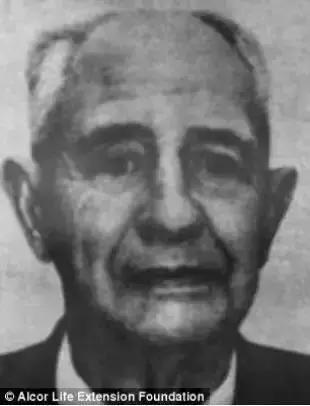 为了复活50年前的“冷冻人”，这个维修工背负了半世纪的骂名