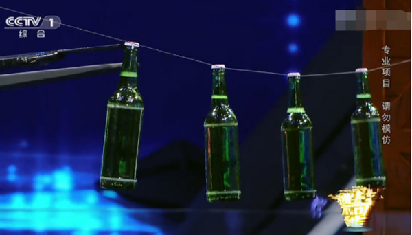 用叉车叉啤酒视频,用叉车吊钢丝绳到船上