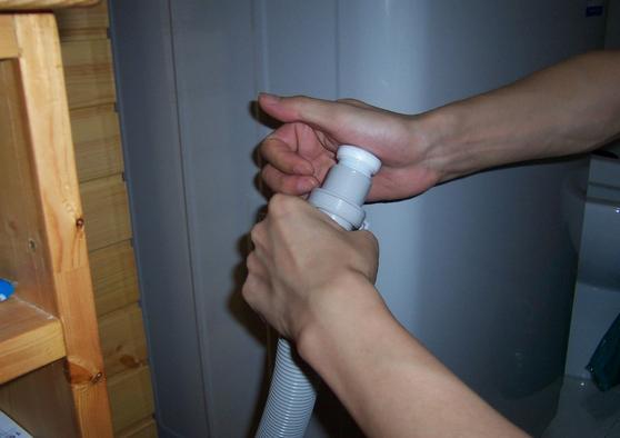 洗衣机排水管地漏漏水怎么解决,洗衣机下水管与地漏连接漏水防臭