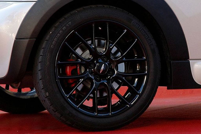 翻新轮胎会有胎毛吗,轮胎发白永久翻新方法